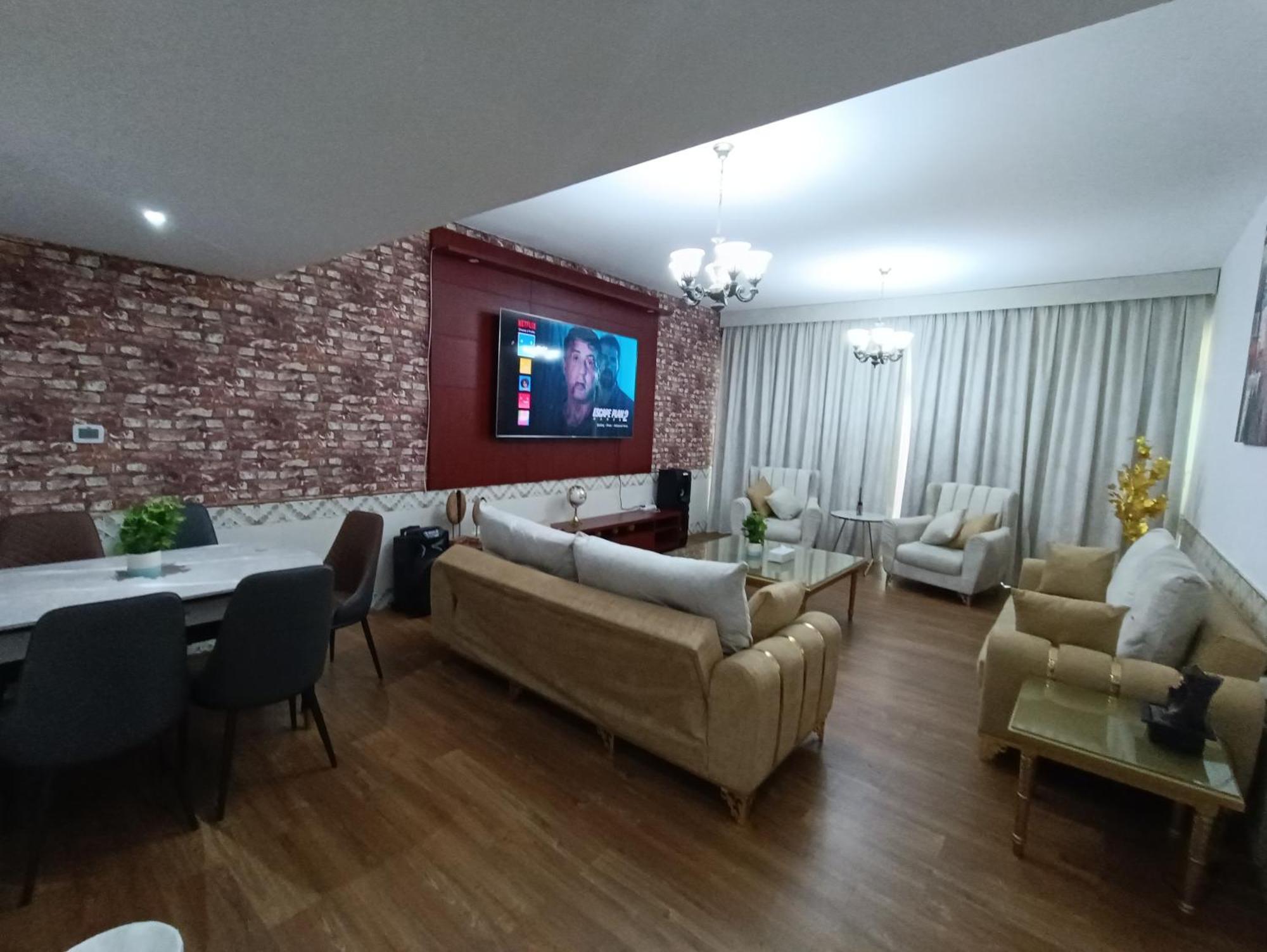 كبيرة وفخمة Large And Luxury Two Bedroom Apartment *