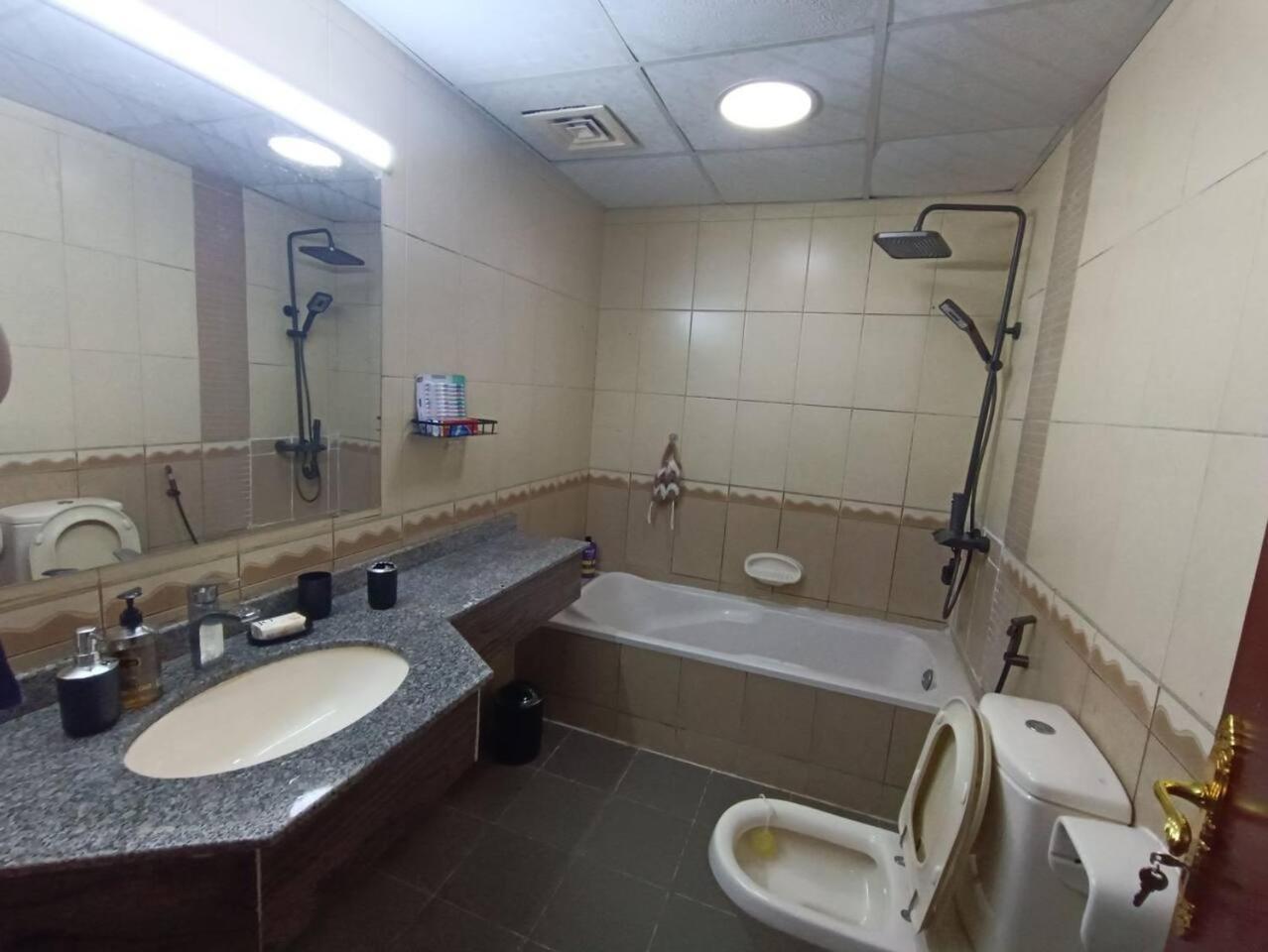 كبيرة وفخمة Large And Luxury Two Bedroom *