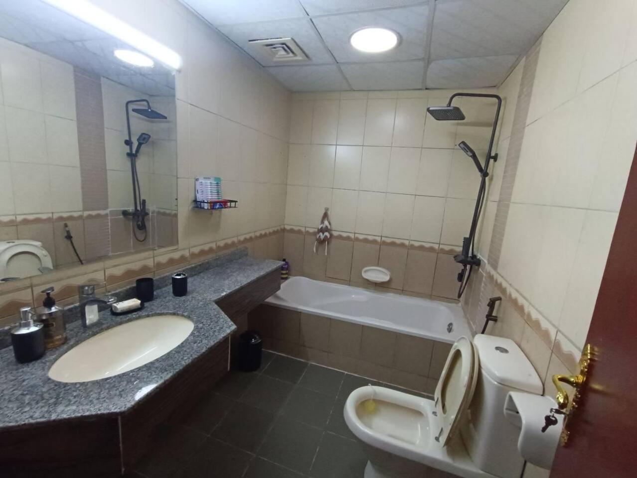 كبيرة وفخمة Large And Luxury Two Bedroom Apartment Ajman