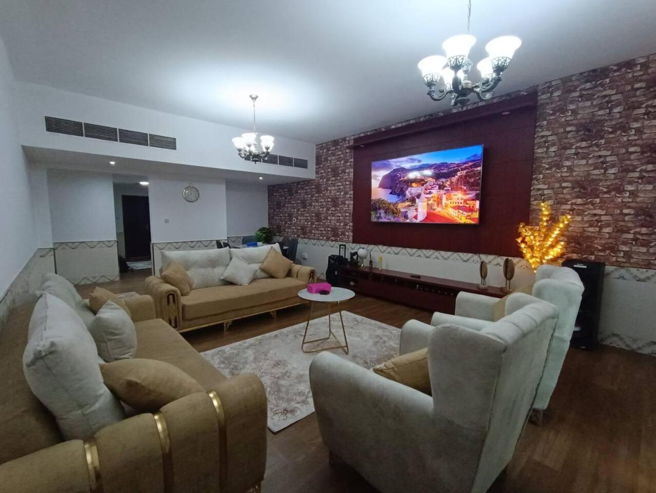 كبيرة وفخمة Large And Luxury Two Bedroom *
